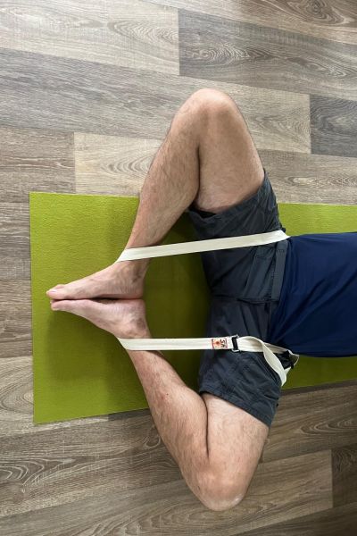 Utilisation de sangles pendnat un cours de Yoga Iyengar à Eybens au Studio K