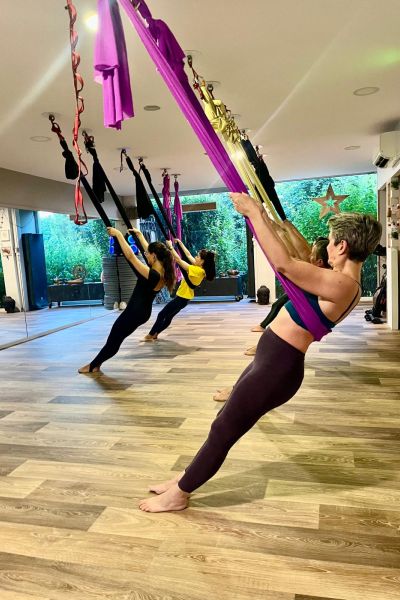 Elèves pendant un cours de Yoga aérien au Studio K à Eybens